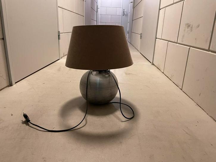 Mooie lamp met zilveren voet en stoffen kap, Huis en Inrichting, Lampen | Vloerlampen, Gebruikt, Minder dan 100 cm, Metaal, Ophalen of Verzenden