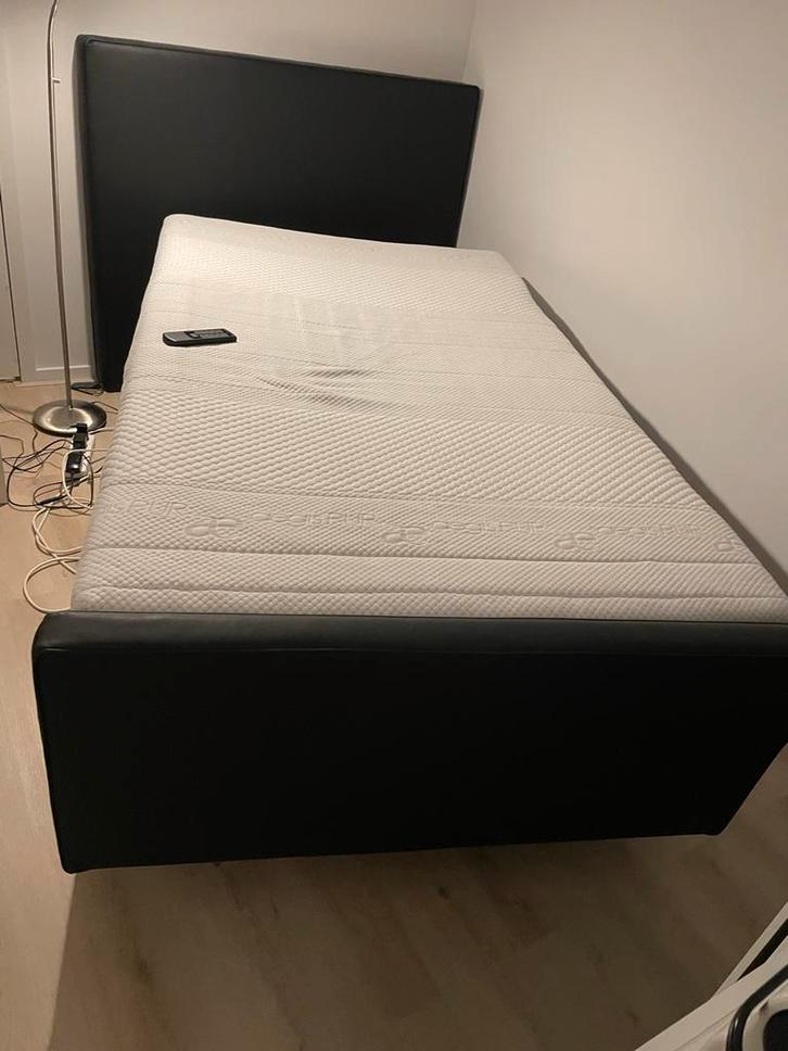 Elektrisch bed 120x200, zwart leer, z.g.a.n., Huis en Inrichting, Slaapkamer | Bedden, Zo goed als nieuw, Twijfelaar, 120 cm, 200 cm