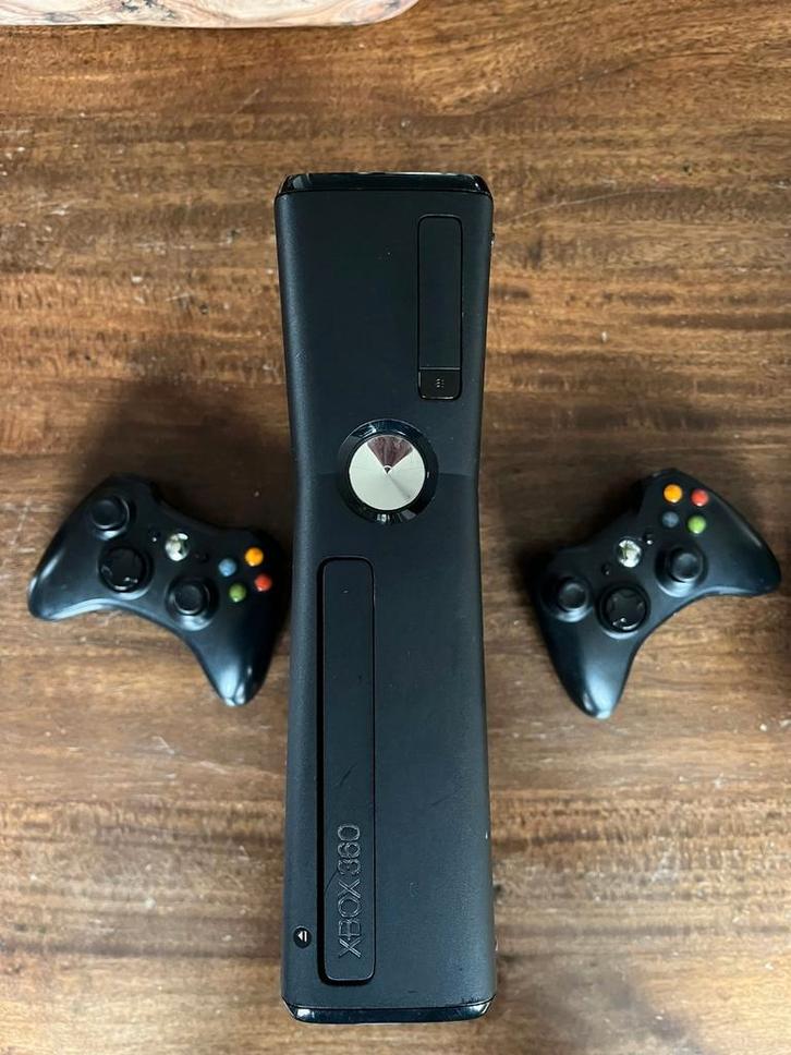 Xbox 360, Spelcomputers en Games, Spelcomputers | Xbox 360, Gebruikt, 250 GB, Met 2 controllers, Met games, Met kinect, Ophalen of Verzenden