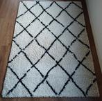 Hoog polig vloerkleed ruit zwart wit 140 x 200, Ophalen, 100 tot 150 cm, Zo goed als nieuw, Rechthoekig