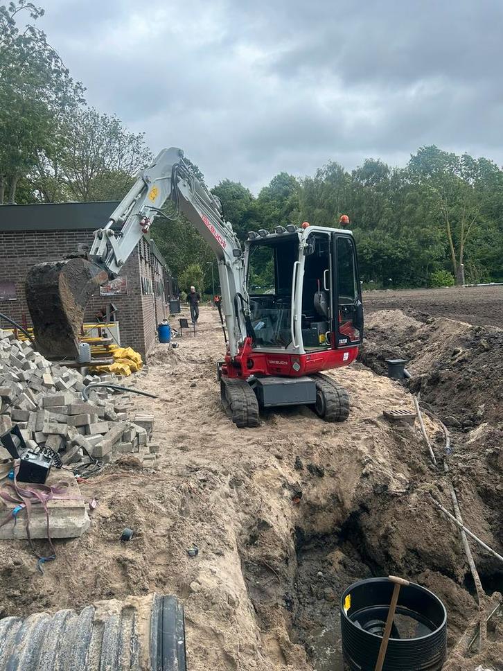 Minigraver met machinist, Diensten en Vakmensen, Tuinmannen en Stratenmakers