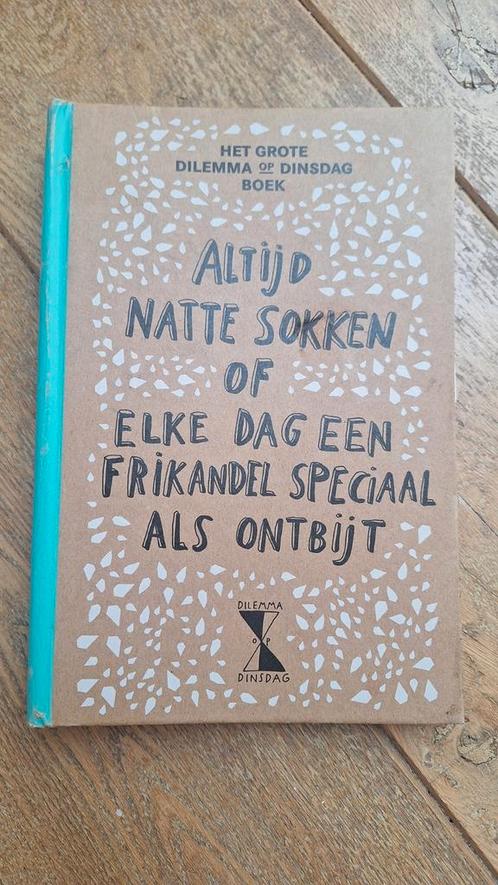Dinsdag - Het grote dilemma op dinsdag boek, Boeken, Overige Boeken, Zo goed als nieuw, Ophalen of Verzenden