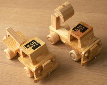 2 compleet houten auto’s / vrachtwagens Karwei beschikbaar voor biedingen