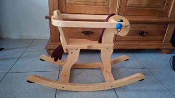 Leuk houten hobbelpaard beschikbaar voor biedingen