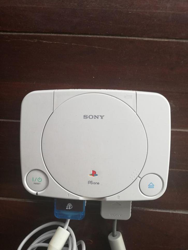 Eerste Sony PlayStation met accessoires, Spelcomputers en Games, Games | Sony PlayStation 1, Avontuur en Actie, 2 spelers, Eén computer