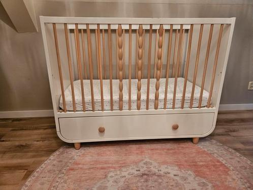 Babybedje met matras en commode (extra groot), Kinderen en Baby's, Babywiegjes en Ledikanten, Gebruikt, Ledikant, Ophalen