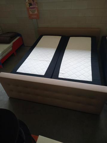 Elektrisch verstelbare 2-persoons boxspring beschikbaar voor biedingen