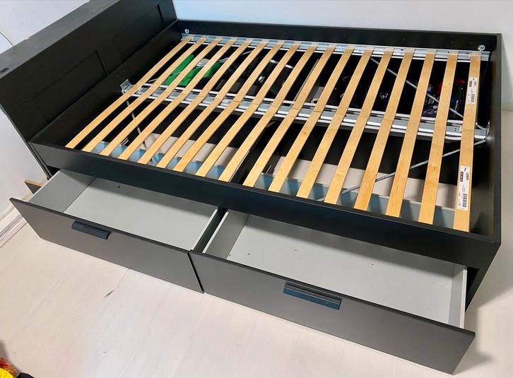 IKEA BRIMNES Bed 140x200 met lattenbodem en lades + matras, Huis en Inrichting, Slaapkamer | Bedden, Zo goed als nieuw, Twijfelaar