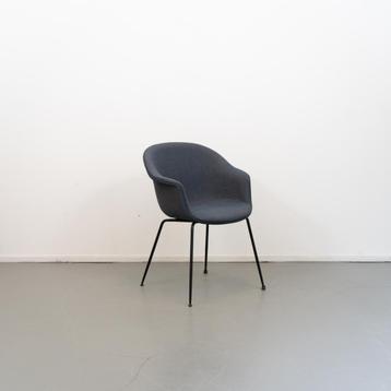 1 Gubi Bat stoel Zwart gestoffeerd Blauw Nieuw beschikbaar voor biedingen