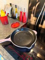 Le Creuset Skillet 26cm shell pink, Ophalen of Verzenden, Zo goed als nieuw, Koekenpan of Braadpan, Gietijzer