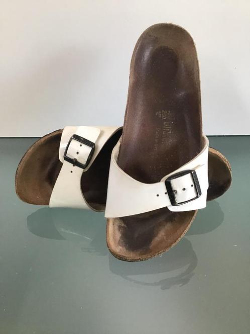 GRATIS VERZENDEN | BIRKENSTOCK leren witte lak slippers 39, Kleding | Dames, Schoenen, Zo goed als nieuw, Slippers, Wit, Verzenden