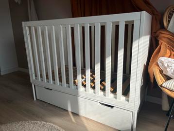 Wit ledikant/peuterbed 120x60 + IKEA matras beschikbaar voor biedingen