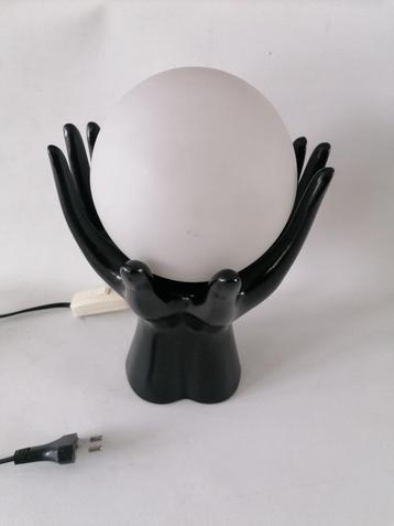 vintage handenlamp , de bol ligt tussen 2 handen izgst beschikbaar voor biedingen