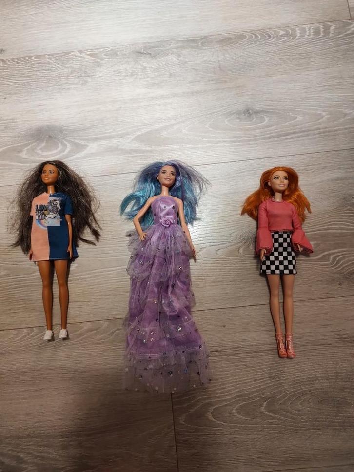 Drie Barbie poppen met héél veel accessoires en toebehoren, Kinderen en Baby's, Speelgoed | Poppen, Gebruikt, Barbie, Ophalen