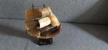vintage hoornen zeilboot jaren 50. 30cm h 21cm br  beschikbaar voor biedingen