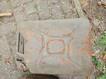 Jerrycan, vintage leger beschikbaar voor biedingen