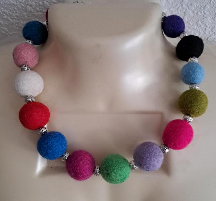 Kleurrijke vilten ketting - uniek cadeau!, Sieraden, Tassen en Uiterlijk, Kettingen, Nieuw, Overige materialen, Overige kleuren