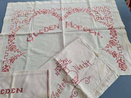 Antiek, geborduurd wandkleed en 2 kussenslopen , kruissteek, Antiek en Kunst, Antiek | Kleden en Textiel, Ophalen of Verzenden