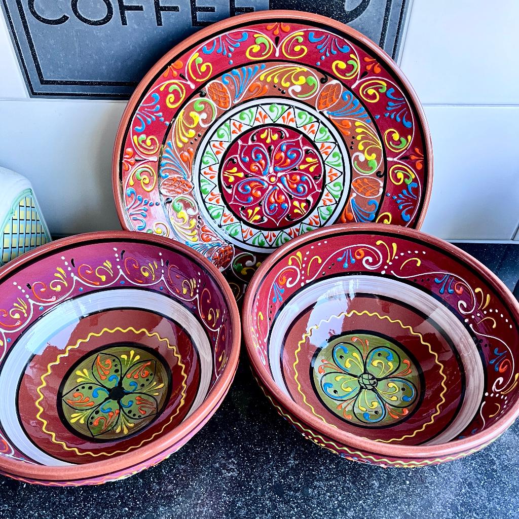 2 handgeschilderde schalen en een bord, Overige materialen, Schaal, Rond, Ophalen of Verzenden