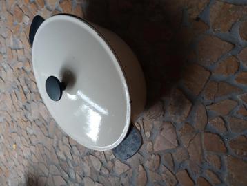 Geëmailleerde gietijzeren stoofpan beschikbaar voor biedingen