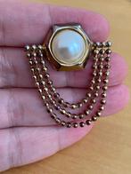 Vintage Broche goudkleurig faux parel met kettingkjes, Overige materialen, 4 tot 7 cm, Ophalen of Verzenden, Zo goed als nieuw