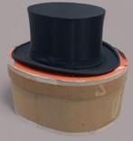 Aleisa hoge hoed in originele kartonnen hoedendoos, Ophalen of Verzenden, Gedragen