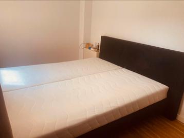 Boxspring met hoofdbord beschikbaar voor biedingen
