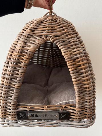 Mooie rieten kattenmand beschikbaar voor biedingen