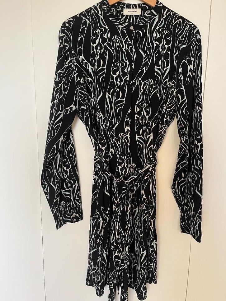 Blousejurk van Modstrom (XL) ZGAN, Kleding | Dames, Jurken, Zo goed als nieuw, Maat 46/48 (XL) of groter, Zwart, Boven de knie