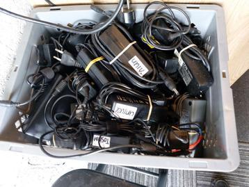 partij 25x  oude model laptop oplader per stuk 10€ of alles  beschikbaar voor biedingen