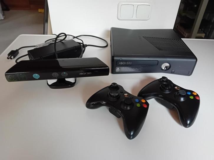 Xbox 360 S met kinect censor en twee controllers + 12 games, Spelcomputers en Games, Spelcomputers | Xbox 360, Gebruikt, 250 GB