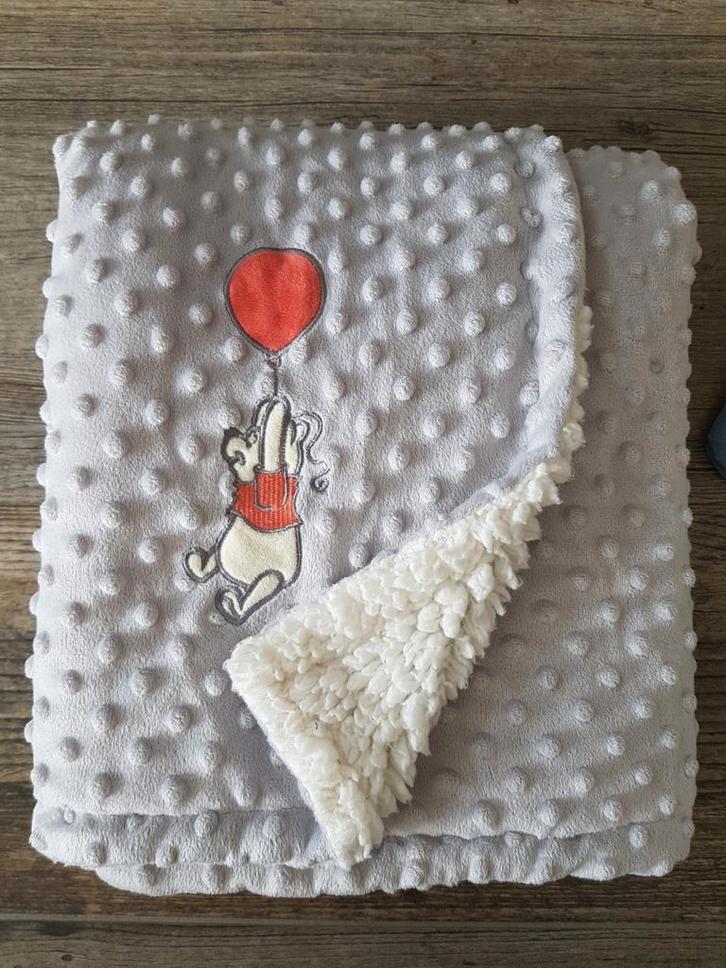 Winnie the Pooh babydeken en babysokjes; Disney, Verzamelen, Disney, Zo goed als nieuw, Kleding of Textiel, Winnie de Poeh of vrienden
