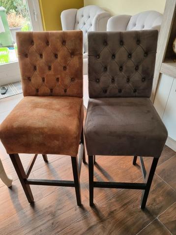 Hoge landelijke hardhouten Queen Anne eettafel met stoelen beschikbaar voor biedingen