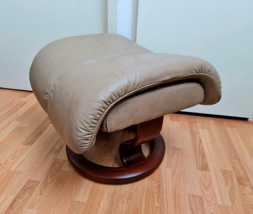 Stressless hocker poef voetenbank lever kleur leder zgan, Huis en Inrichting, Banken | Voetenbanken en Poefen, Zo goed als nieuw