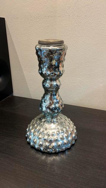 Zilverkleurige kandelaar met stippen design beschikbaar voor biedingen