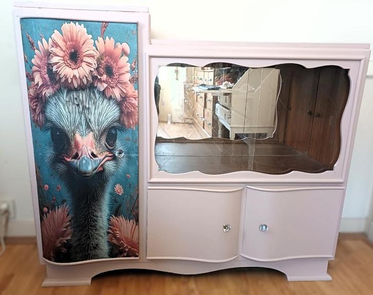 Een roze kast “Struisvogel”, vitrinekast, buffetkast, Huis en Inrichting, Kasten | Vitrinekasten, Zo goed als nieuw, 150 tot 200 cm