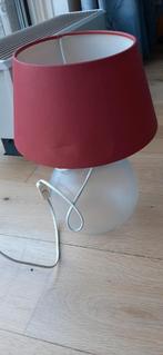 Leuke lamp met rode kap en glazen voet., Rond, Gebruikt, Ophalen of Verzenden