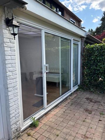 Aluminium Schuifpui met ventilatierooster. beschikbaar voor biedingen