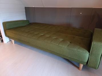 Mosgroen slaapbankje met houten pootjes beschikbaar voor biedingen