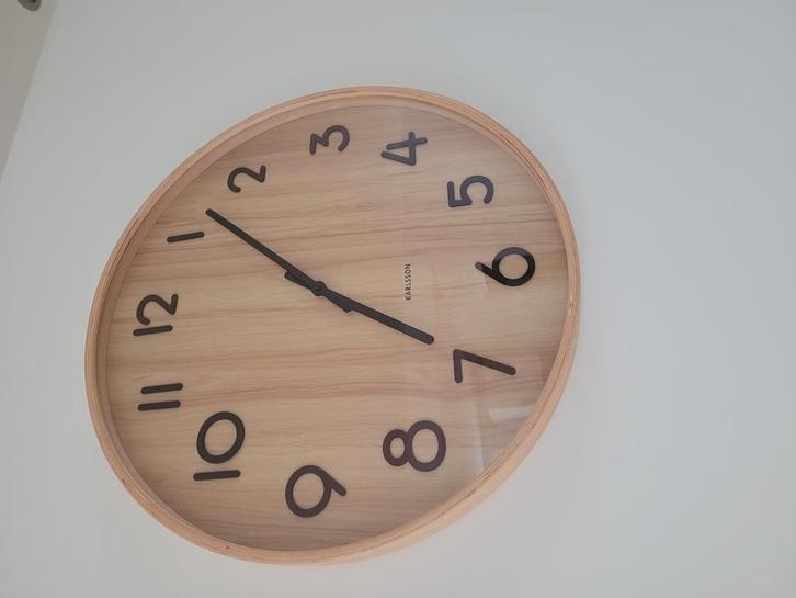 Karlsson wandklok 60cm hout, Huis en Inrichting, Woonaccessoires | Klokken, Zo goed als nieuw, Wandklok, Ophalen
