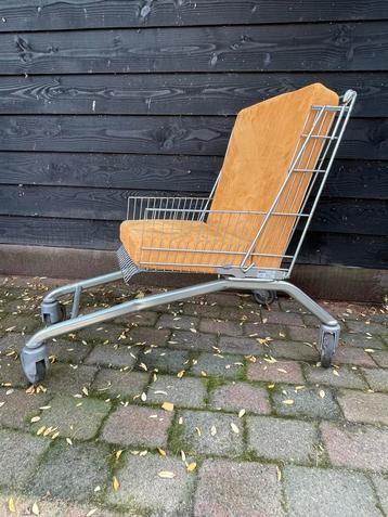 Stoel van winkelwagentje beschikbaar voor biedingen