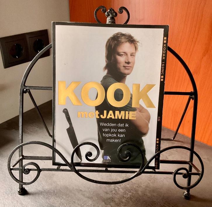 Landelijke zwart ijzeren kookboek standaard sierlijk bewerkt, Huis en Inrichting, Keuken | Keukenbenodigdheden, Nieuw, Ophalen of Verzenden