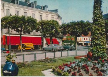 Frankrijk, Commentry auto's , Ford Taunus P7, Citroen AMI beschikbaar voor biedingen