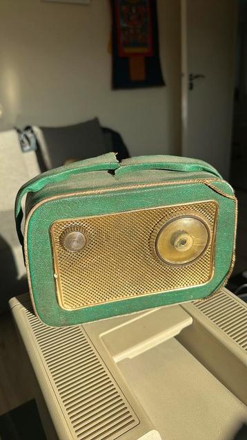 Antieke transistorradio uit 1960, Made in Czechoslovakia beschikbaar voor biedingen