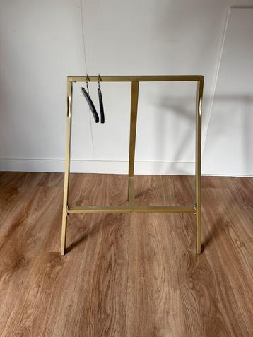 Poppen kleding rek (ikea) GRATIS