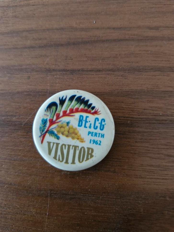 B 181 Vintage BE&CG Perth 1962 Visitor Speldje, Button, Verzamelen, Speldjes, Pins en Buttons, Gebruikt, Speldje of Pin, Stad of Land