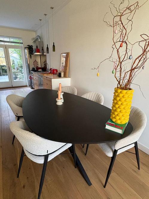 Te koop aangeboden zwarte eettafel Bradley, organische vorm, Huis en Inrichting, Tafels | Eettafels, Zo goed als nieuw, 50 tot 100 cm