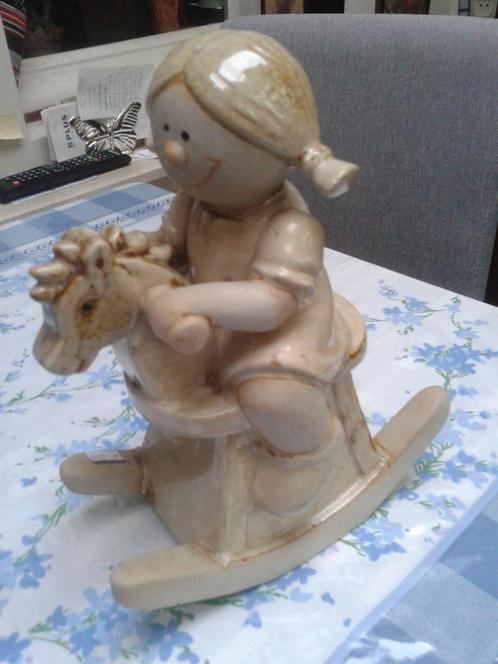 Grappig BEELD van KERAMIEK <> Meisje op HOBBELPAARD, Antiek en Kunst, Antiek | Keramiek en Aardewerk, Ophalen of Verzenden
