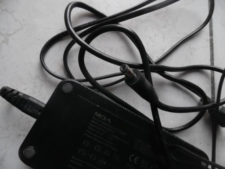 Lader Moof Brinckers Victesse Qwic Batavus DC 2.1 42V 36V 3A, Fietsen en Brommers, Fietsaccessoires | Fietsaccu's, Zo goed als nieuw