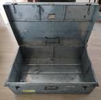 Grote ijzeren koffer retro LxBxH +/- 93x56x35,5 cm
Zee kist, Huis en Inrichting, Woonaccessoires | Kisten, Ophalen, Zo goed als nieuw